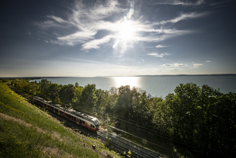 Korszerű vonat fut a Balatonnál  